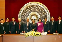 越南国会主席阮氏金银会见驻外大使和首席代表