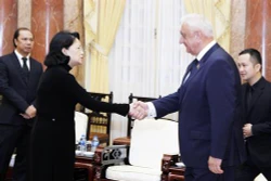 越南国家代主席邓氏玉盛会见白俄罗斯上议院议长米亚斯尼科维奇