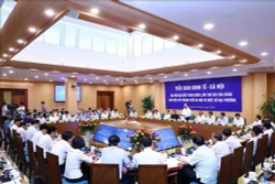 越共十三大经济社会小组与各地领导召开会议