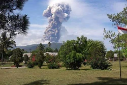 遭地震和海啸袭击后印尼苏拉威西岛再遇火山爆发