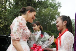 越南国家副主席邓氏玉盛举行仪式欢迎瑞典女王储维多利亚访越
