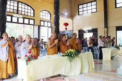 旅居老挝越南人举行佛历2563年佛诞大典