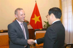 越南政府副总理兼外交部长范平明会见英国驻越大使