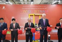 东盟峰会：政府总理阮春福出席越南商品周开幕式并剪彩