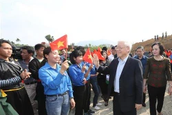 阮富仲出席“世代铭记胡伯伯之恩”植树节启动仪式