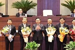 国会选举产生国会专门委员会委员、国会秘书长和审计署审计长
