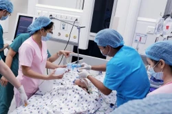 国际媒体纷纷报道越南下半身连体双胞胎女婴分离手术顺利成功
