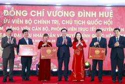 国会主席王廷惠探访越南国会人民代表报与国会电视台