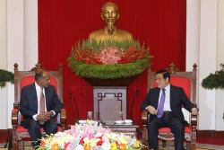 越共中央内政部部长潘廷镯会见新加坡内政部长尚穆根