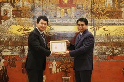日本驻越南副大使荣获 “致力于首都建设事业”纪念章