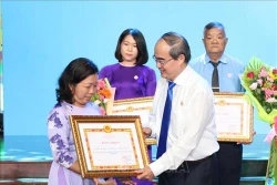 学习与践行胡志明思想道德和作风的392名模范代表获表彰