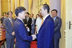 越南国家主席陈大光会见日本每日新闻特别顾问照雄一行