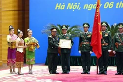 越南人民军集体和个人荣获老挝国家和国防部的勋章