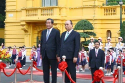 越南政府总理阮春福同柬埔寨首相洪森举行会谈