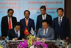 越南隆安省与韩国忠清南道签署合作协议