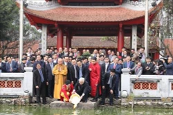 阮富仲同旅外越侨放鱼送灶神上天