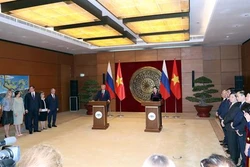 俄罗斯国家杜马主席圆满结束对越南进行的正式访问