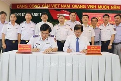 越南海警与庆和省渔民同行