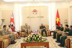 阮志咏上将会见英国驻越大使馆国防武官