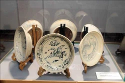 “昔日陶瓷之美”艺术展在岘港举行