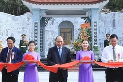 政府总理阮春福出席广南省烈士庙落成仪式