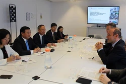 越南共产党中央书记处书记阮春胜对瑞士进行工作访问