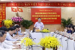 越南国会主席王廷惠与平福省委常委会举行工作会谈