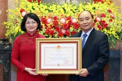 越南国家主席向原国家副主席邓氏玉盛授予一等独立勋章
