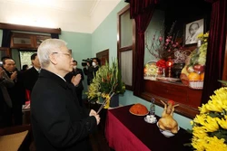越共中央总书记阮富仲敬香缅怀胡志明主席