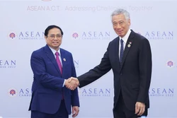 越南政府总理范明政会见新加坡总理李显龙