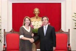 越共中央经济部部长阮文平会见越南企业论坛联合主席弗吉尼亚·福特