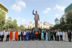 胡志明市市委书记敬香缅怀胡志明主席