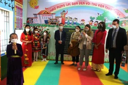 向河江省少数民族学生捐赠图书馆