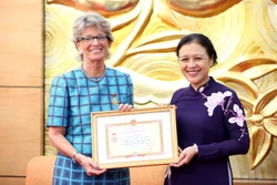 越南向西班牙驻越南大使授予“致力于各民族的和平友谊”纪念章