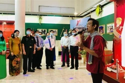 “越南共产党--历史烙印”摄影展在芹苴市开展
