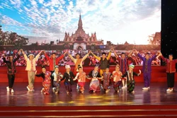越老关系60周年：老挝国家艺术团艺术表演亮相岘港市