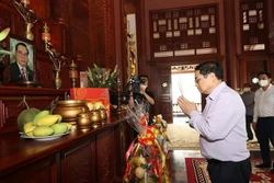 越南政府总理范明政上香缅怀已故政府领导人