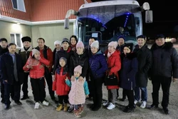 迎接从乌克兰战区撤离到俄罗斯的首批14名越南公民