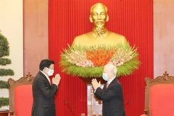越共中央总书记、国家主席阮富仲会见老挝政府总理通论·西苏里