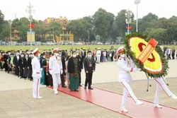 第二次越南少数民族全国代表大会参会代表团入陵瞻仰胡志明主席遗容