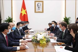 政府总理阮春福会见英国商务部副大臣和企业能源公司领导
