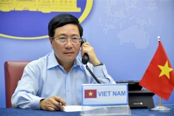 越南政府副总理兼外长范平明与英国外交大臣拉布进行电话会谈