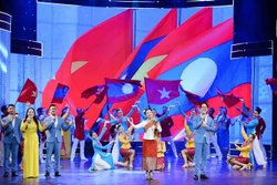 越老 “情谊比红河-九龙之水深” 综合文艺晚会在河内举行