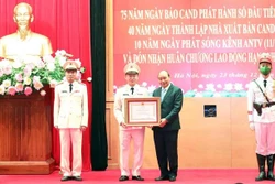 越南国家主席阮春福向公安部媒体机构授予劳动勋章