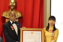 越南向原莫桑比克驻越大使授予友谊勋章
