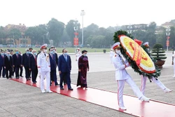 越南民族统一阵线成立90周年：党、国家和祖国阵线领导人拜谒胡志明主席陵墓