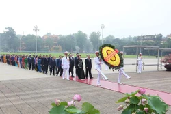 胡志明主席诞辰130周年：国会代表在出席第九次会议前夕拜谒胡志明主席陵