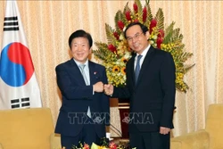 胡志明市领导会见韩国国会议长朴炳锡