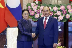 越南国家主席阮春福会见老挝国家副主席巴妮·雅陶都