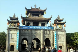 2022年圣诞节：全国各地的游客涌向宁平省参观祈福